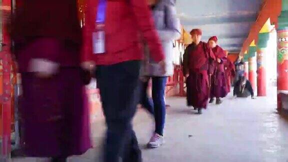 喇嘛和尼姑在拉容伽(拉容五科佛学院)的转经轮上散步这是中国四川色达著名的喇嘛庙