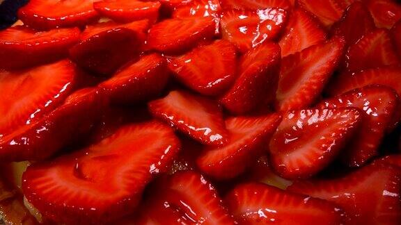 桌上放着涂满果酱的草莓派