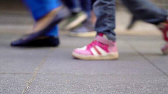 概念人群脚与鞋的特写无名的人走在街上在上下班途中无法辨认的人群低角度的观点鞋子是反映人性格特征的镜子