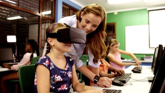女生在教室里使用虚拟现实眼镜