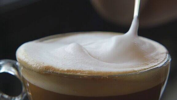 在玻璃杯中搅拌起泡咖啡的慢动作