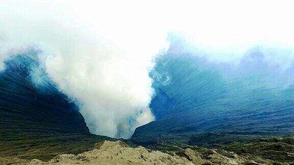 在印度尼西亚爪哇岛的布罗莫火山的火山口边缘