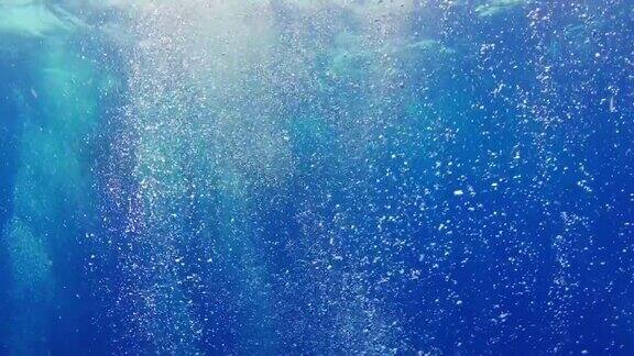 蓝色水中的气泡