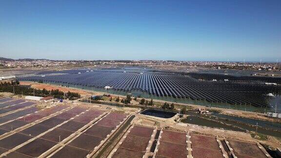 无人机视角下的水中太阳能发电厂全景图