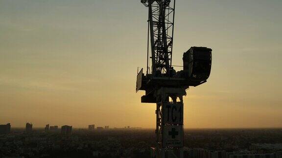 夕阳西下建筑工人们正在爬上摩天大楼