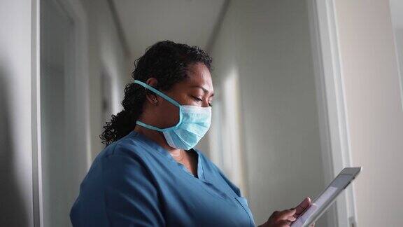 医疗保健女工作者在医院使用数字平板电脑