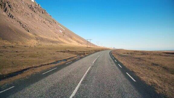 在冰岛的柏油路上开车