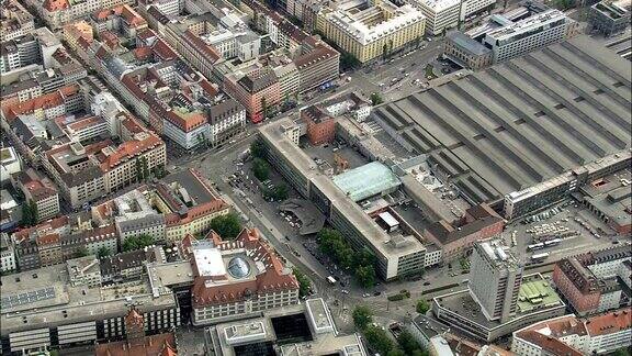 慕尼黑火车站-鸟瞰图-巴伐利亚上巴伐利亚慕尼黑市区直升机拍摄空中视频影院建立拍摄德国