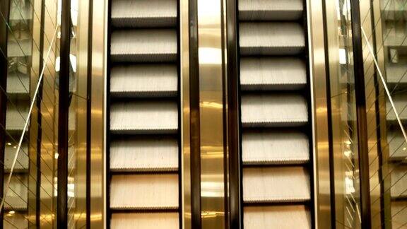 在地铁自动扶梯向上移动楼梯自动扶梯电动扶梯靠近自动扶梯电动扶梯关闭地板平台黄色的乐队金属线钢黄灰钢线移动