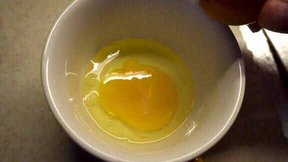 在碗里打两个鸡蛋