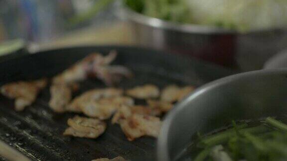 生猪肉和鱿鱼在平底锅里烤在火锅中准备混合蔬菜汤吃饭时间