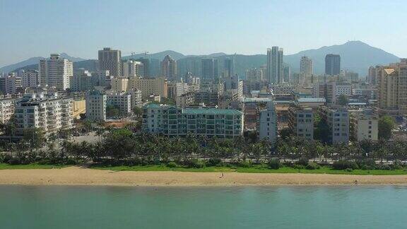 晴朗的一天飞行在三亚著名的海岛城市湾航拍全景4k海南中国