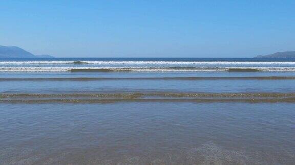 美丽的海浪到达海滩的镜头