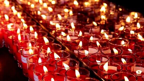 中国寺庙里成排燃烧的蜡烛