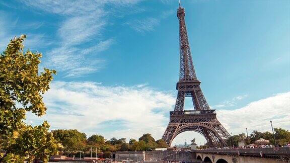 巴黎塞纳河边的埃菲尔铁塔