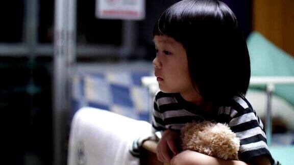 小女孩抱着泰迪熊