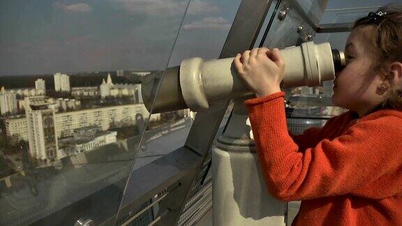 观景台白俄罗斯国家图书馆观景台上的女孩明斯克