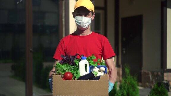 送餐盒快递员在户外拿着Spbd冠状病毒安全购物智能食品表达