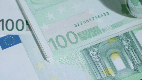 桌上一堆百元欧元钞票