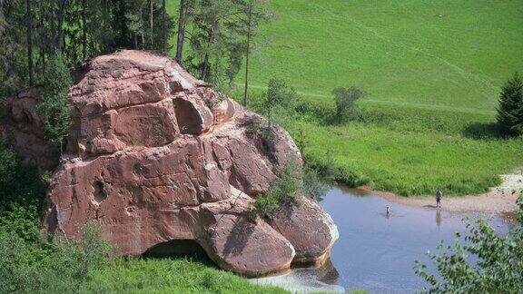 河边的大岩石悬崖