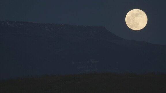 科罗拉多州一轮接近满月的月亮从大平顶升起俯瞰大汇合点