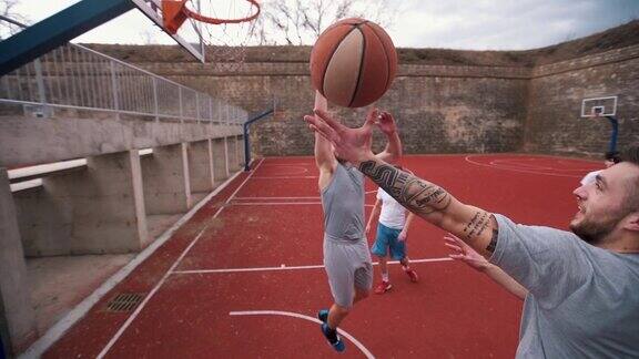 篮球运动在半空中
