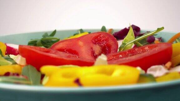 新鲜蔬菜沙拉的特写镜头健康食品健康饮食有机新鲜食品丰富多彩的植物生物的食物健康的生活方式