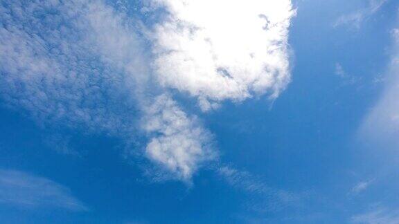 晴空的时间流逝时间流逝在蓝天上移动的云