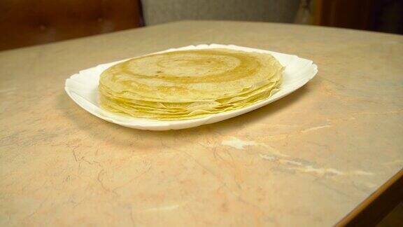 特写一叠煎饼在盘子上站在桌子上