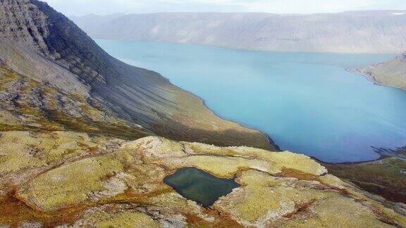 神奇的火山峡湾在冰岛美丽的自然自然景观鸟瞰图