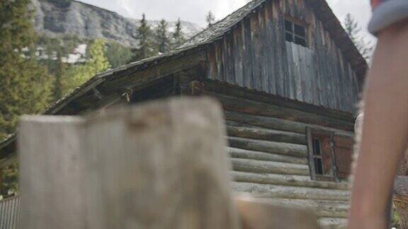 一个年轻女子徒步去山里的小木屋