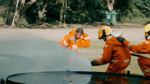 消防队员接受气体和火焰应急训练