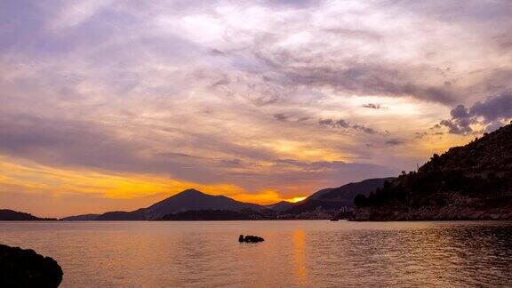 时光流逝亚得里亚海海岸线上黑山布达瓦市附近美丽的海景