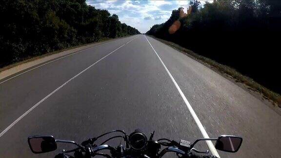 摩托车在森林之间的高速公路上行驶