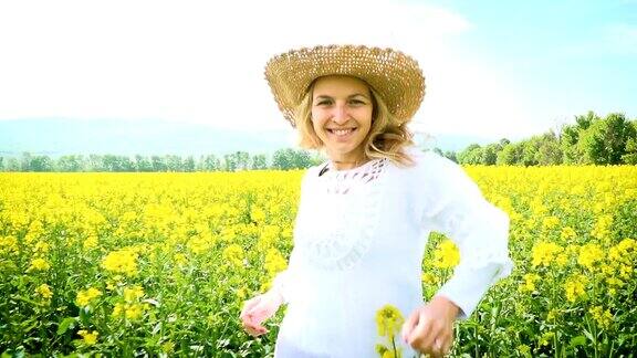 戴着帽子的女人在黄花菜地里