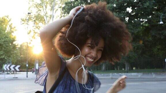 一个留着非洲式发型的年轻女子在街上跳舞