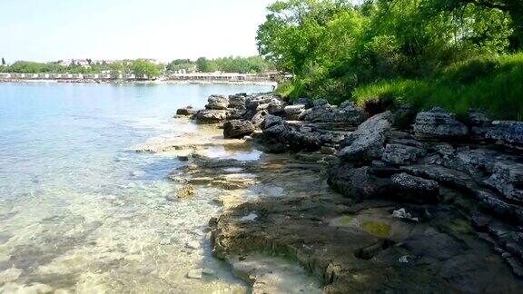 岩石海滩和美好的夏日