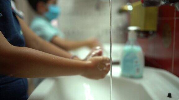 女孩彻底洗手