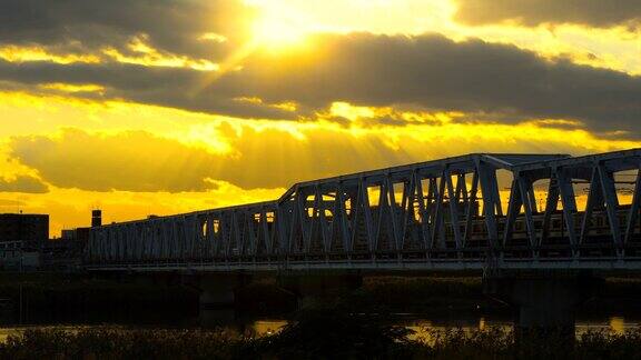 桥上的景色和阳光下的天空火车经过