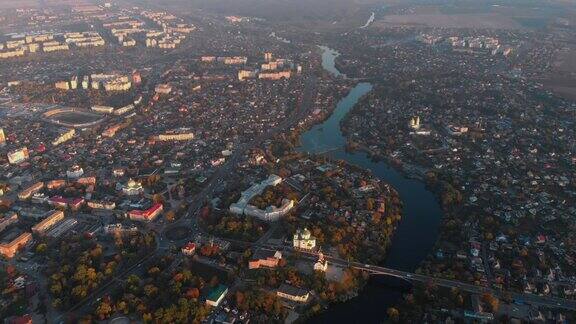 空中全景拍摄的小欧洲城市放置在河岸无人机飞高