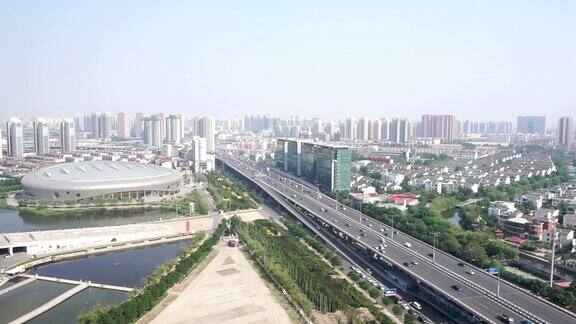天津多车道高速公路和建筑物上的繁忙交通实时显示