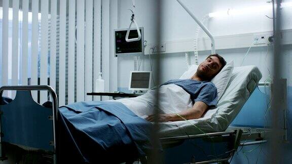 在医院里生病的男性病人躺在床上与疾病作斗争干净舒适的病房