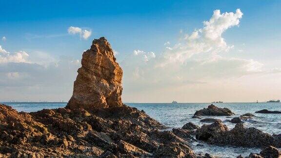 岩石与海滩的时间流逝