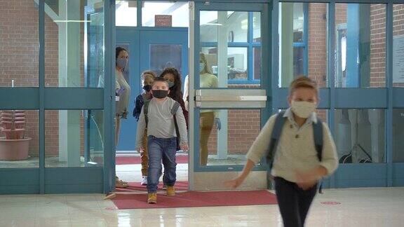 新冠肺炎疫情期间学生返校时佩戴口罩