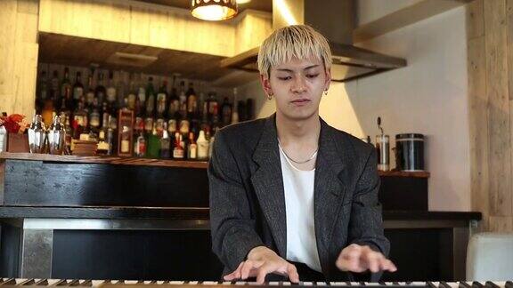 男性弹钢琴