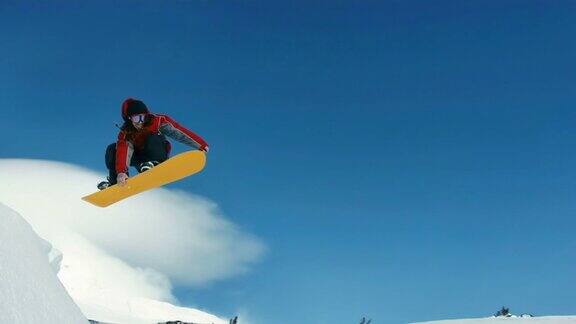 滑雪者跃入空中慢动作