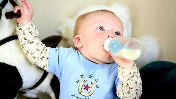 婴儿喝瓶