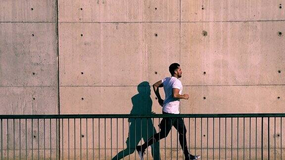 男性跑步者在户外慢跑