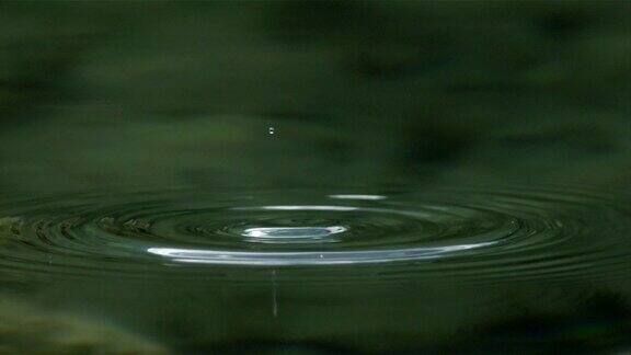慢镜头:水滴落入湖中溅起水花