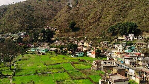 航拍无人机拍摄的是北阿坎德邦PauriGarhwal的一个喜马拉雅村庄
